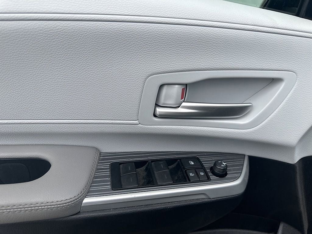 Used 2025 Toyota Sienna XLE FWD image 9