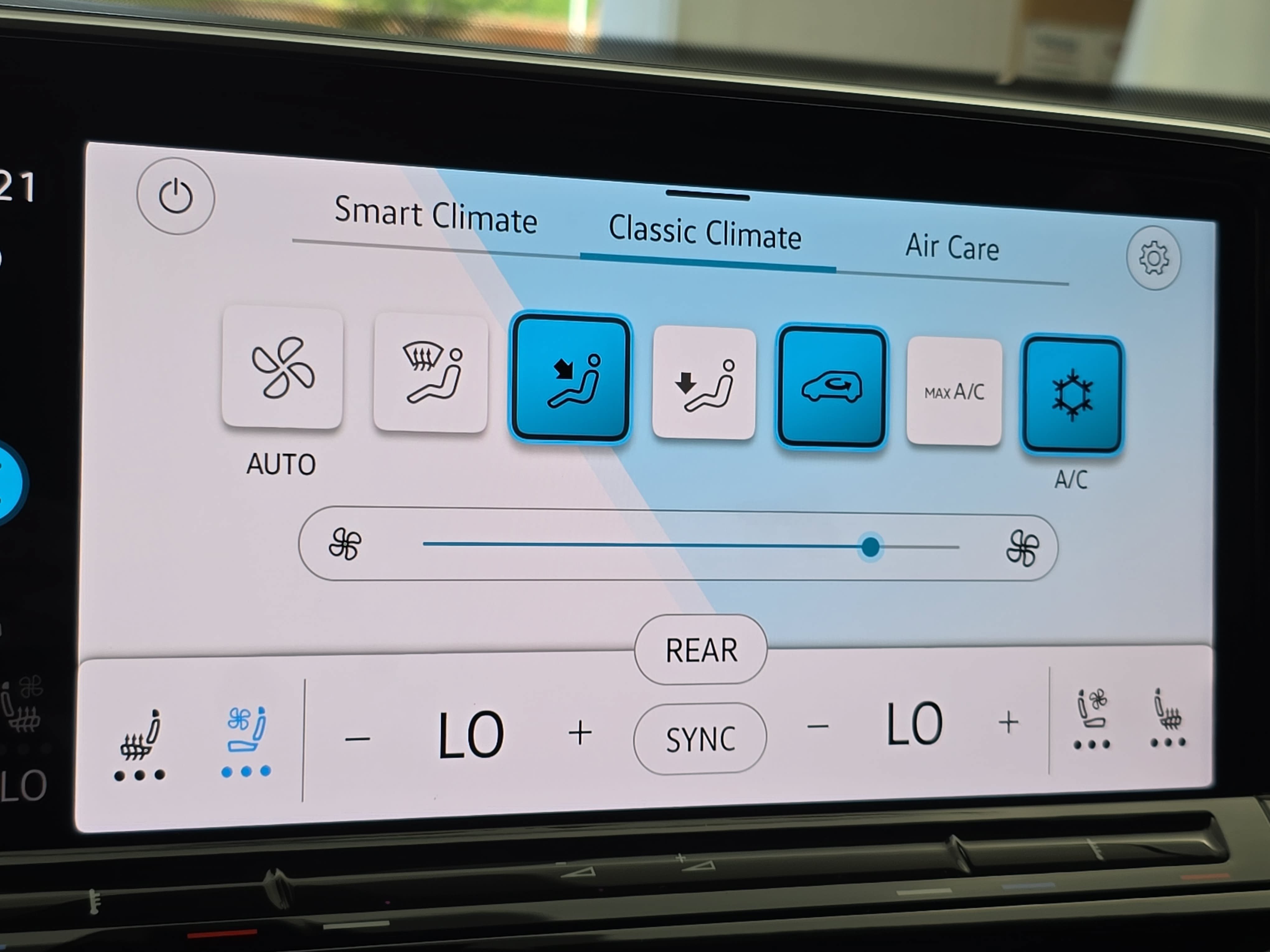 Certified 2025 Volkswagen Atlas SE AWD/4WD image 25