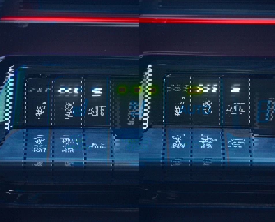 Used 2025 Toyota Prius Plug-In Hybrid image 7