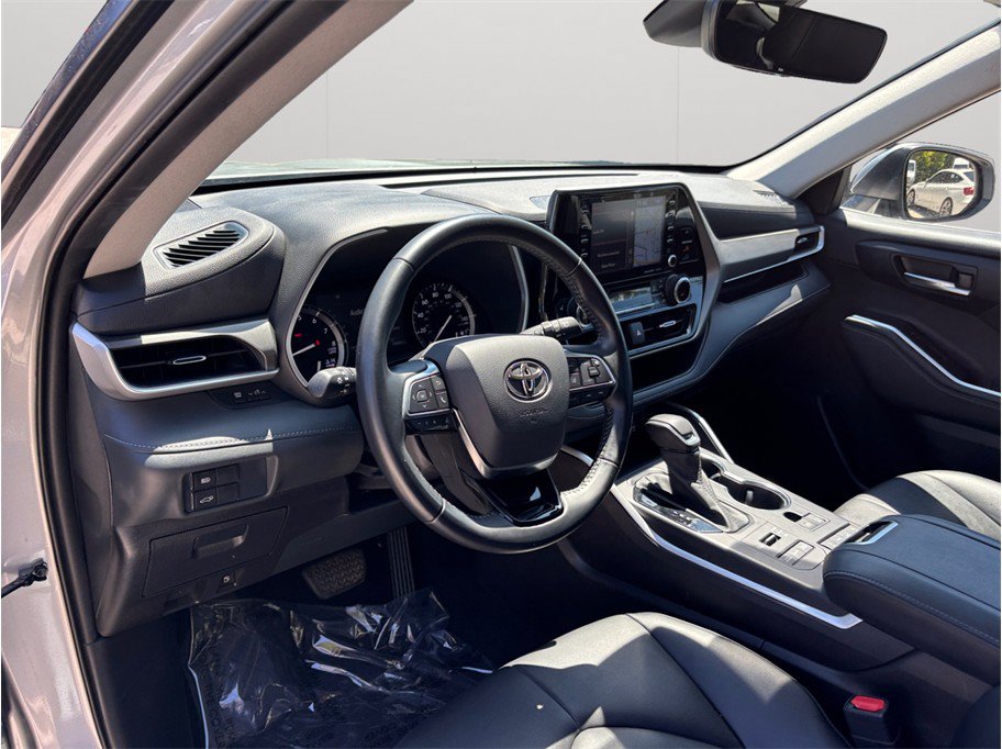 Used 2021 Toyota Highlander XLE AWD/4WD image 6