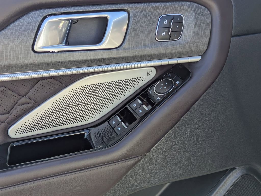 Used 2025 Ford Explorer Platinum w/ LUX Leather Package image 16