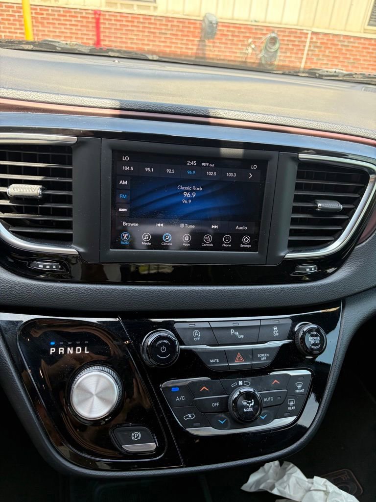 Used 2020 Chrysler Pacifica Touring-L FWD image 3