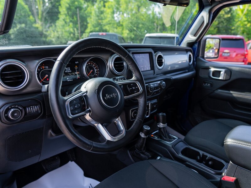 Used 2018 Jeep Wrangler Unlimited Sahara w/ Dual Top Group AWD/4WD image 17