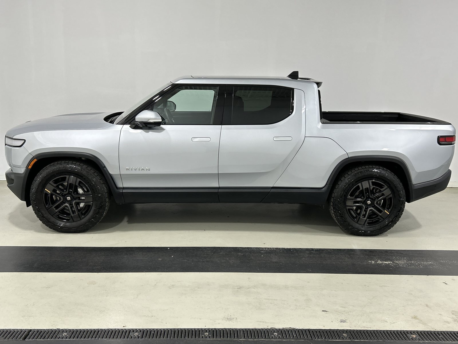 Used 2024 Rivian R1T Adventure Dual AWD/4WD image 2
