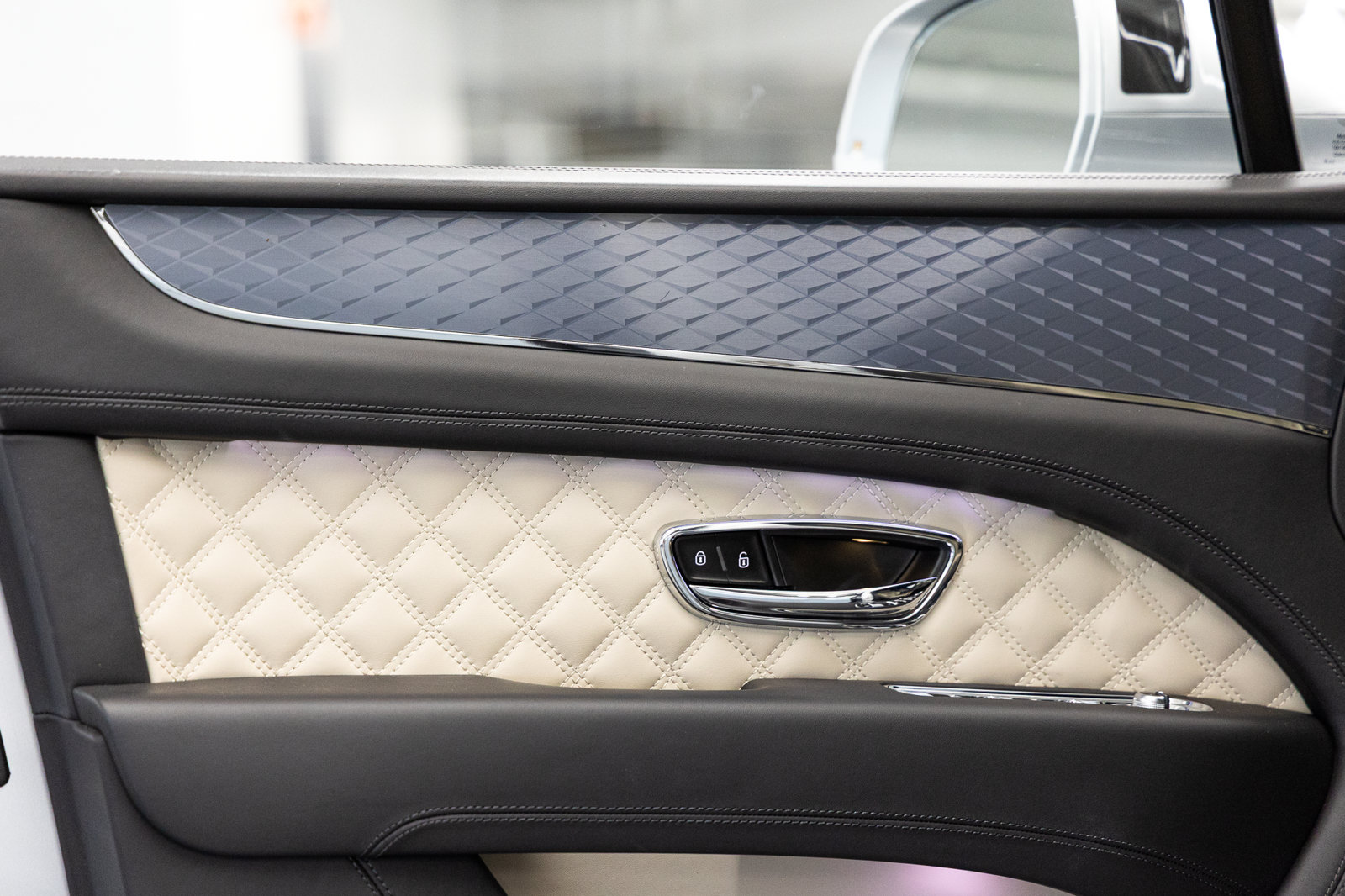 Certified 2023 Bentley Bentayga Plug-In Hybrid AWD/4WD image 22