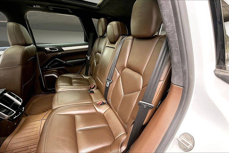 Used 2016 Porsche Cayenne Turbo S AWD/4WD image 23