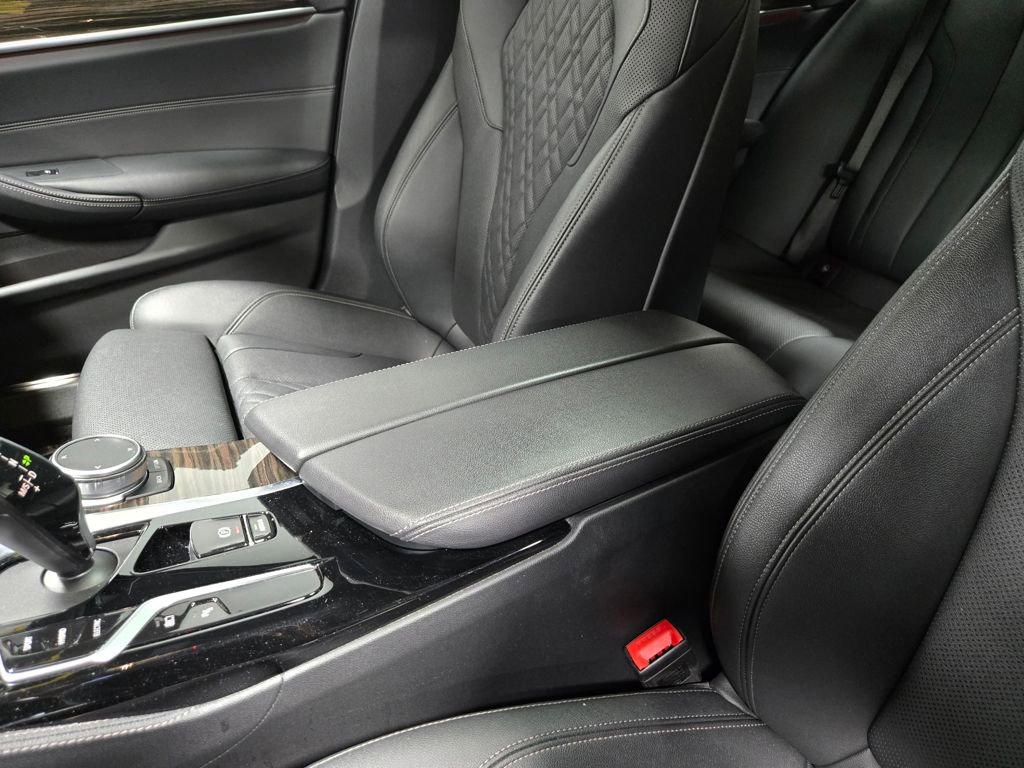 Used 2021 BMW 530e xDrive w/ M Sport Package image 31