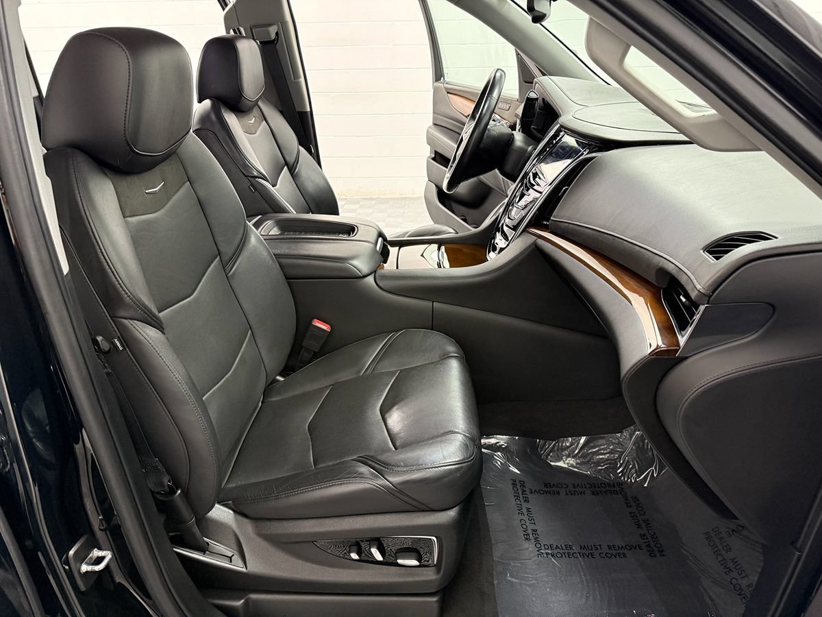 Used 2020 Cadillac Escalade ESV 4WD w/ LPO, Radiant Package image 16