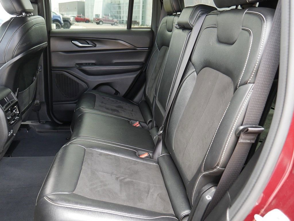 Used 2023 Jeep Grand Cherokee Altitude image 16