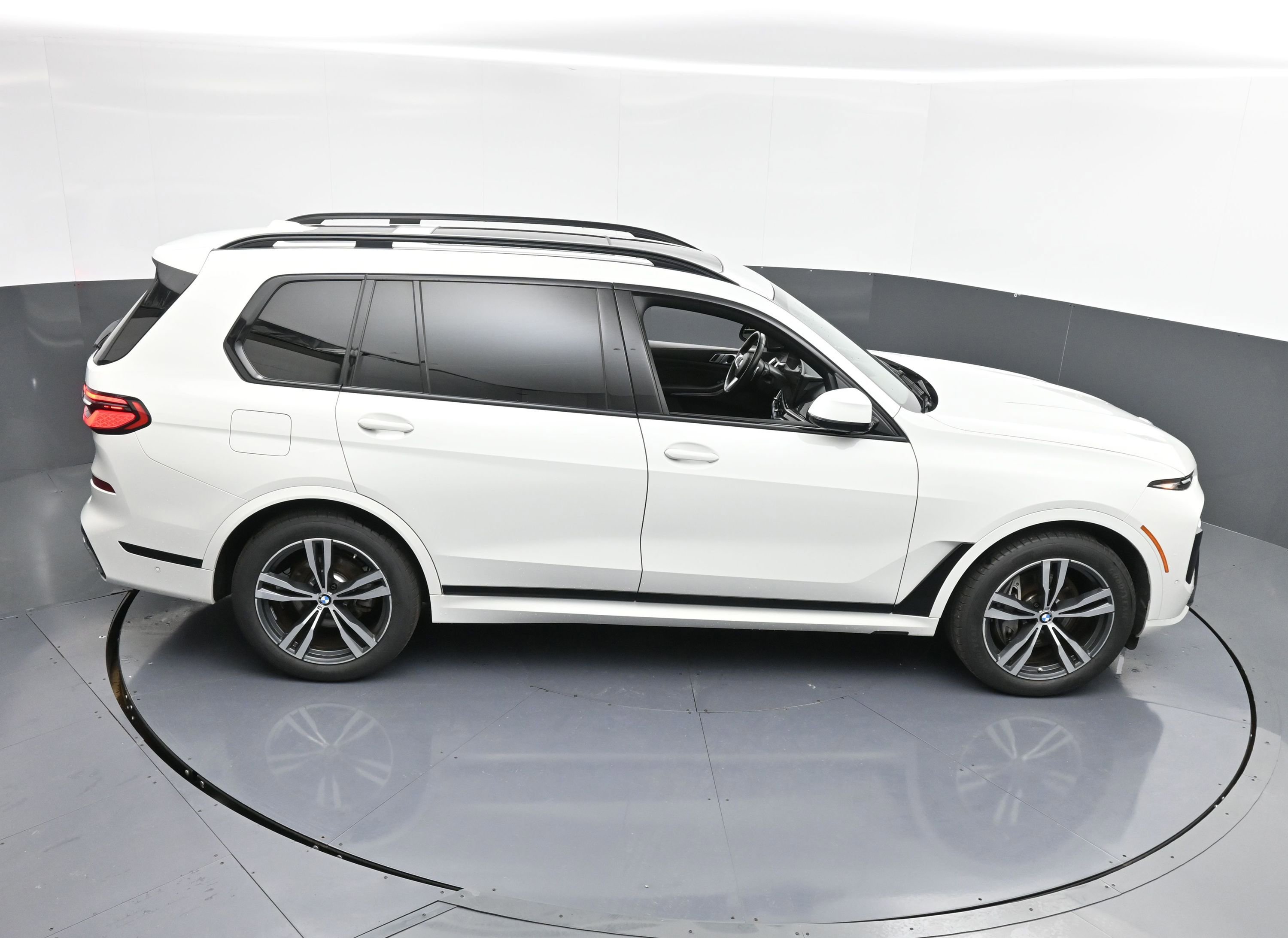 Used 2024 BMW X7 xDrive40i w/ M Sport Package image 40
