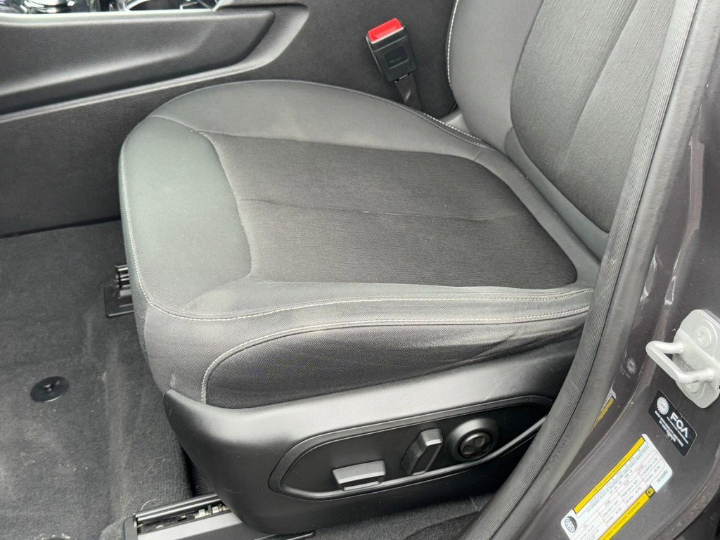 Used 2023 Jeep Grand Cherokee Laredo image 21