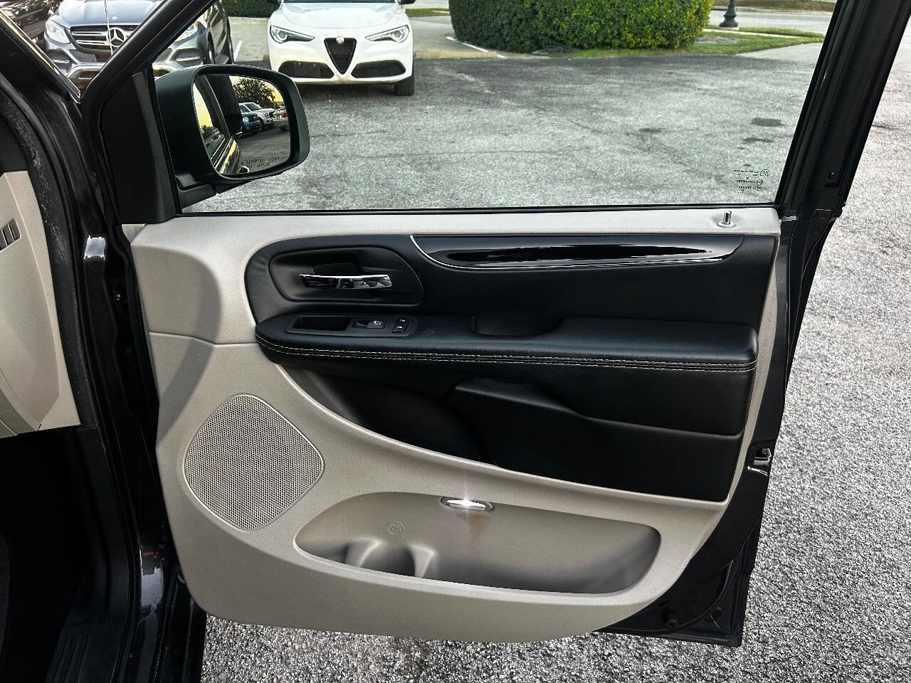 Used 2020 Dodge Grand Caravan SXT image 17