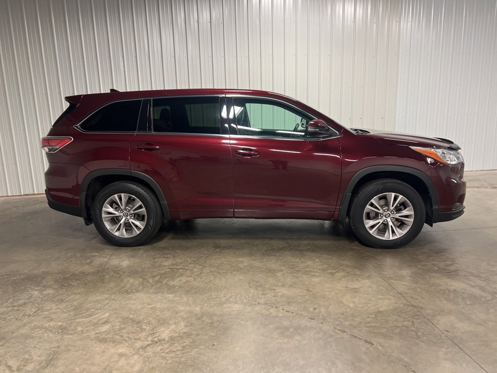 Used 2016 Toyota Highlander LE image 2