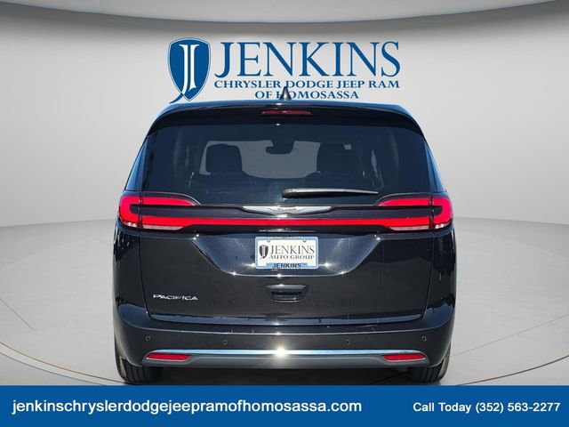 Used 2024 Chrysler Pacifica Touring-L image 4