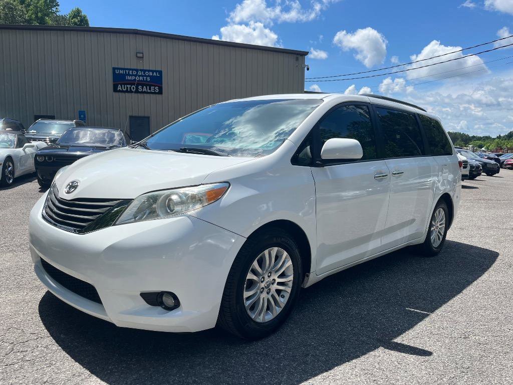 Used 2014 Toyota Sienna XLE FWD image 2
