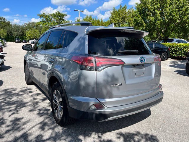 Used 2018 Toyota RAV4 LE AWD/4WD image 4