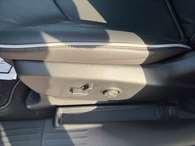 New 2026 Chrysler Pacifica Limited w/ Uconnect Theater Family Group image 17