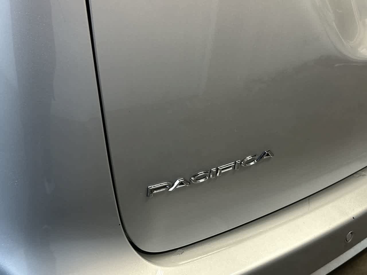 Used 2026 Chrysler Pacifica Limited FWD image 10