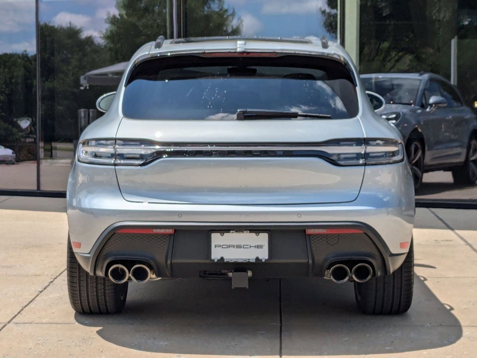 Certified 2025 Porsche Macan AWD/4WD image 10