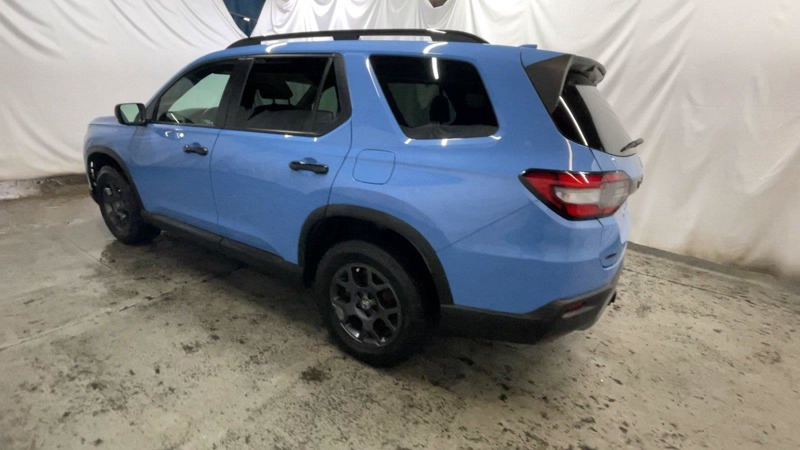 Used 2025 Honda Pilot TrailSport image 9