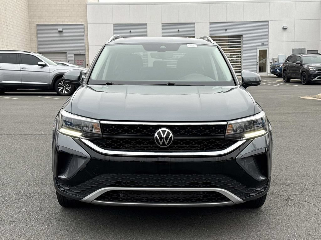 Used 2023 Volkswagen Taos SE w/ Panoramic Sunroof Package FWD image 7