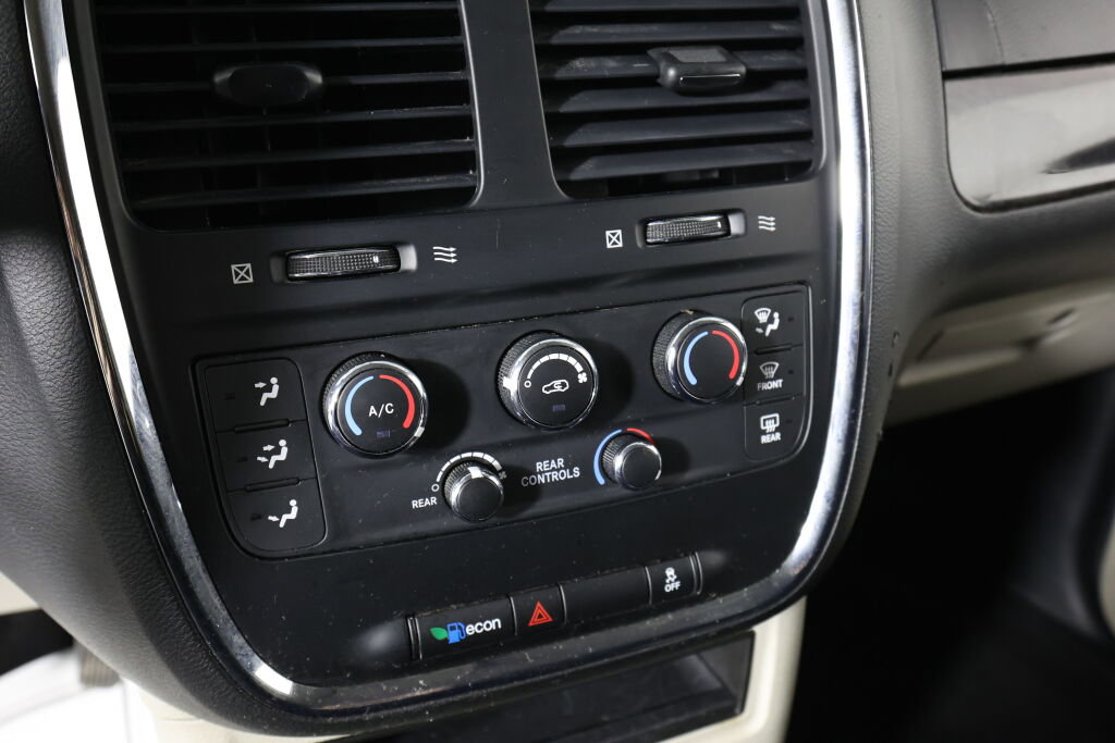 Used 2017 Dodge Grand Caravan SE image 34