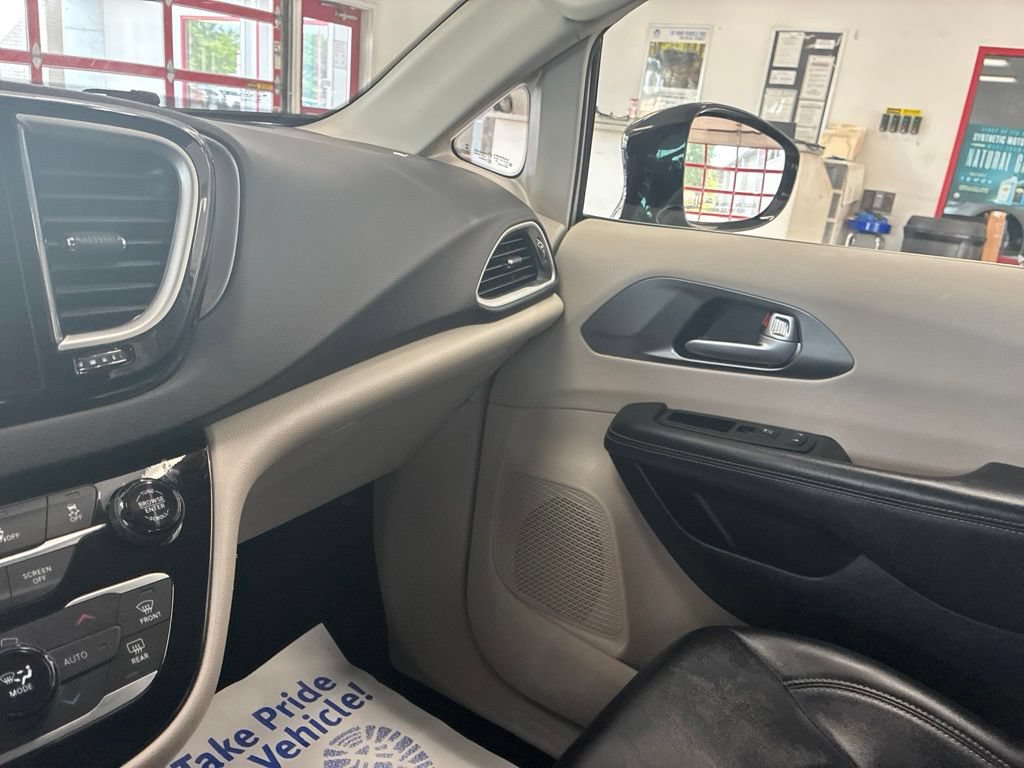 Certified 2024 Chrysler Pacifica Touring-L FWD image 54