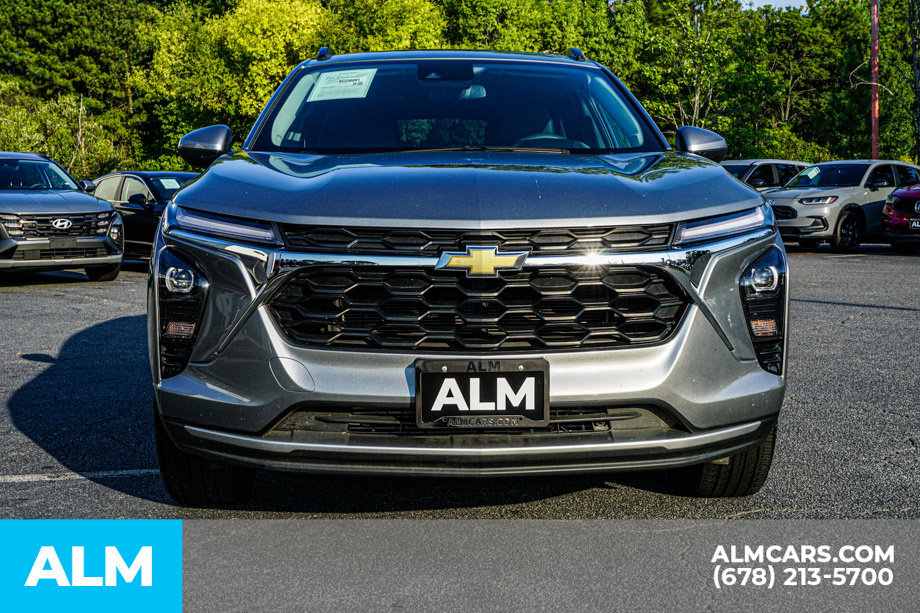 Used 2025 Chevrolet Trax LT FWD image 9