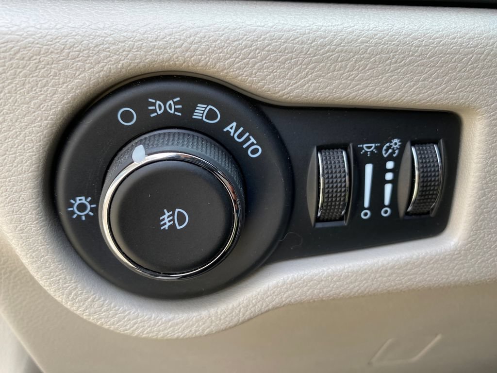 Used 2024 Chrysler Pacifica Touring-L FWD image 10