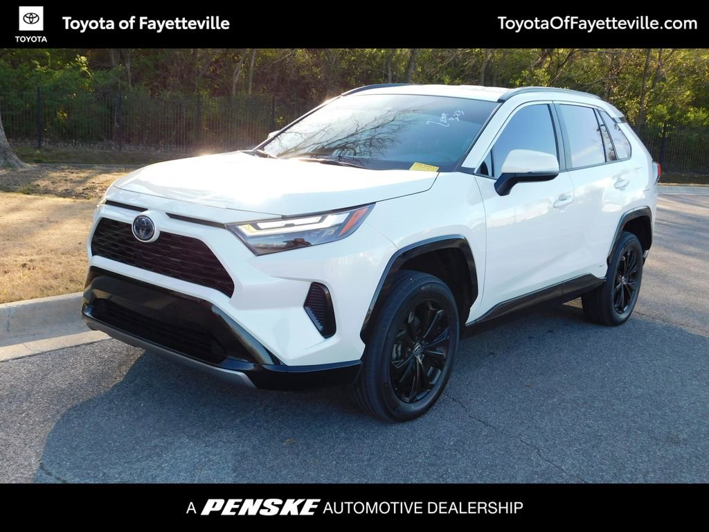 Used 2022 Toyota RAV4 SE image 1