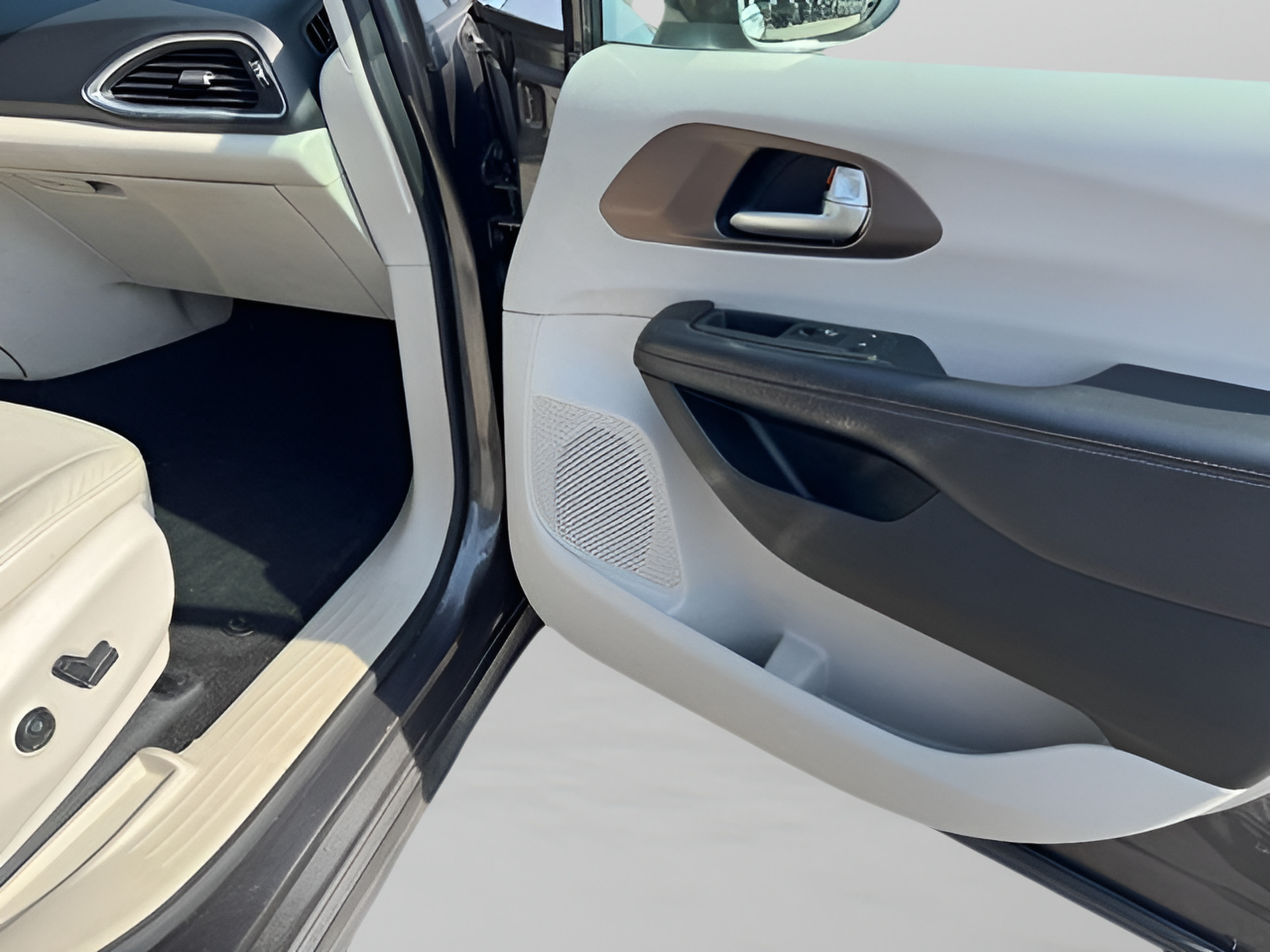 Used 2018 Chrysler Pacifica Touring-L Plus FWD image 19
