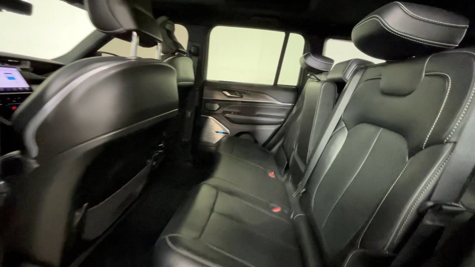 Used 2023 Jeep Grand Cherokee Overland w/ Luxury Tech Group IV AWD/4WD image 17