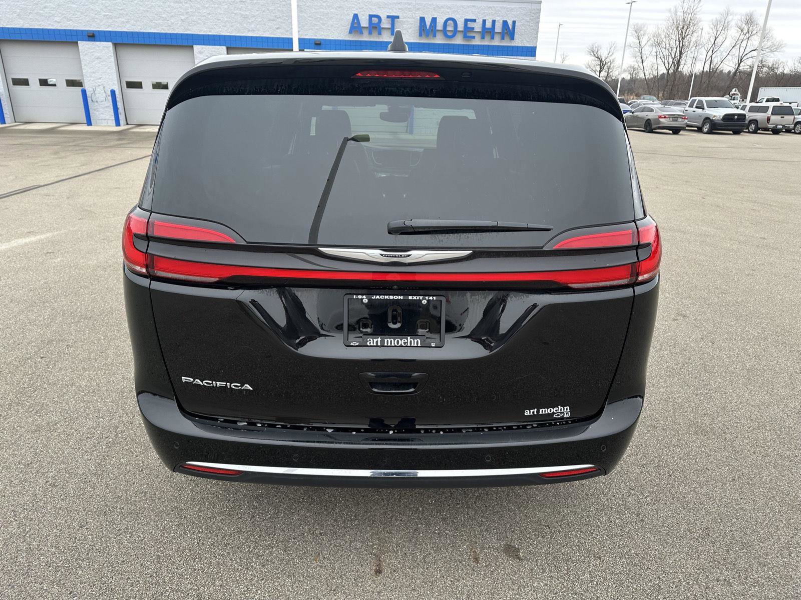 Used 2025 Chrysler Pacifica Select image 4