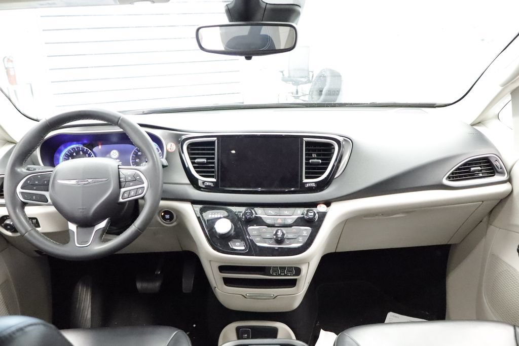 Certified 2023 Chrysler Pacifica Touring-L FWD image 18