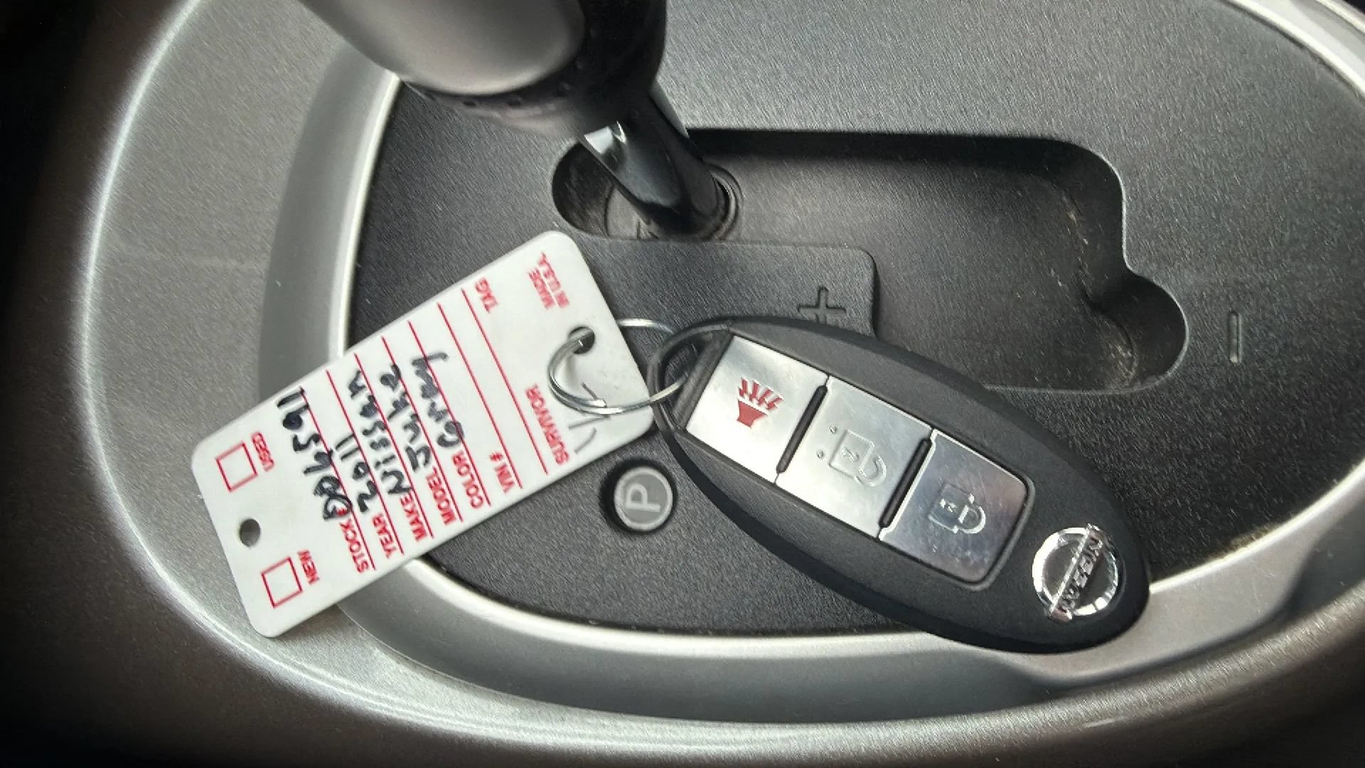 Used 2011 Nissan Juke SL FWD image 34