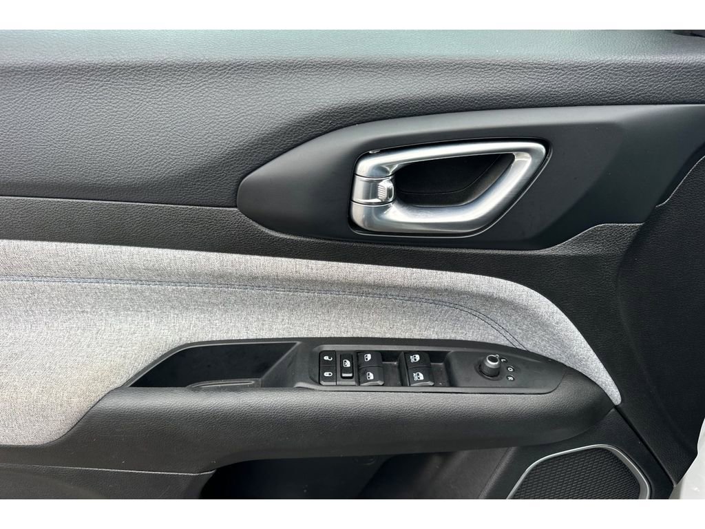 Used 2024 Jeep Compass Latitude image 13