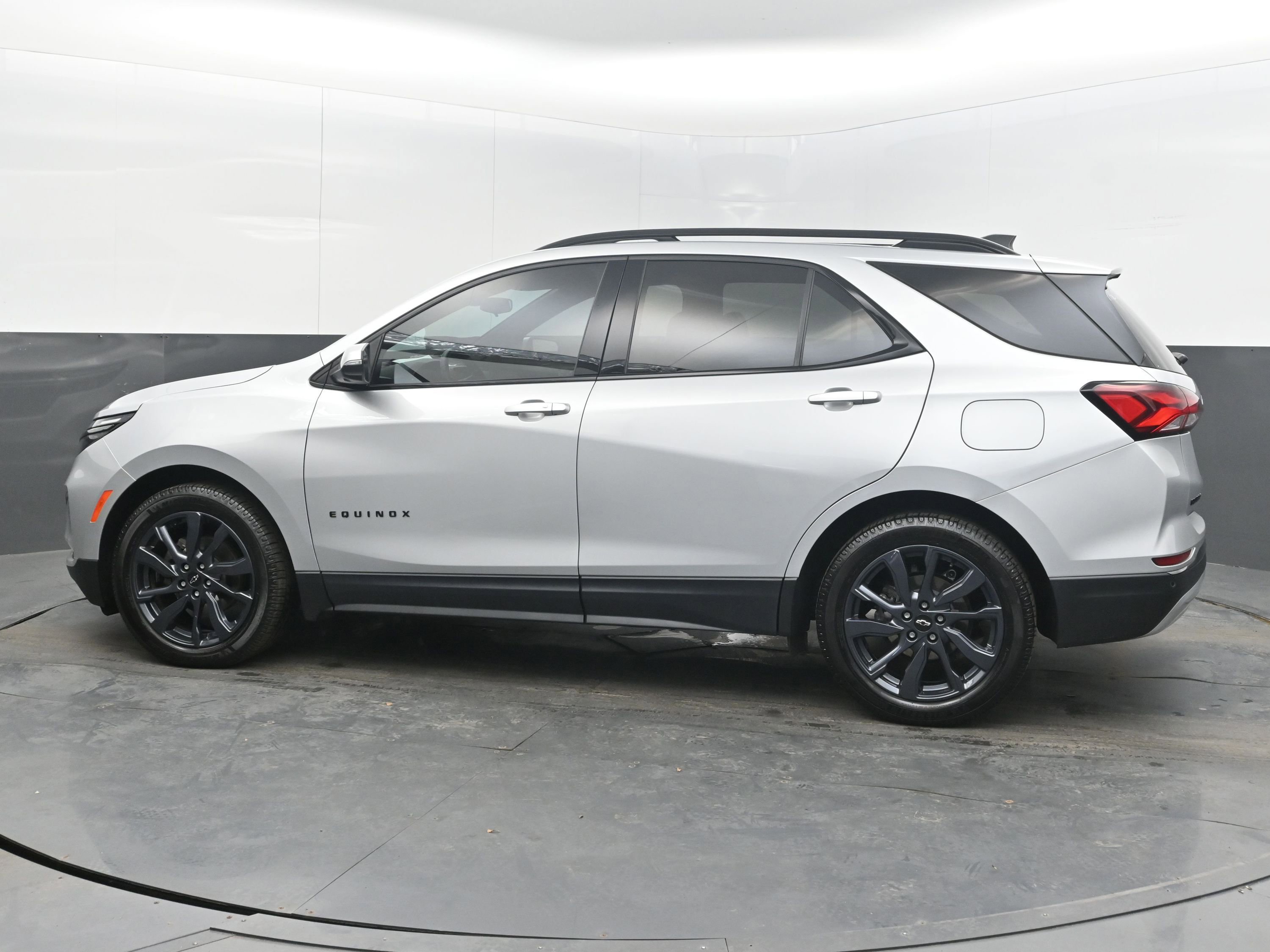 Used 2022 Chevrolet Equinox RS w/ RS Leather Package image 7