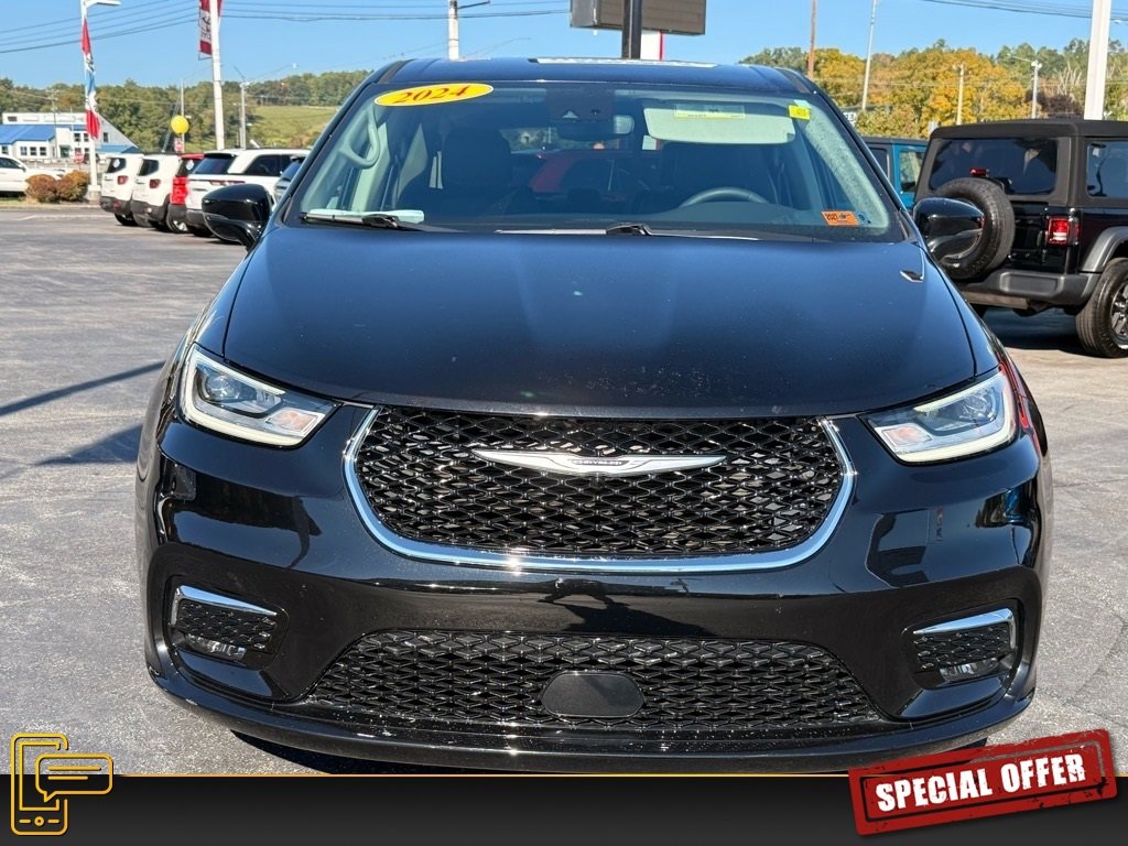 Used 2024 Chrysler Pacifica Touring-L image 11