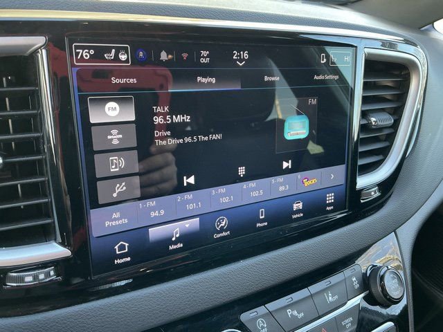 Used 2025 Chrysler Pacifica Select image 23