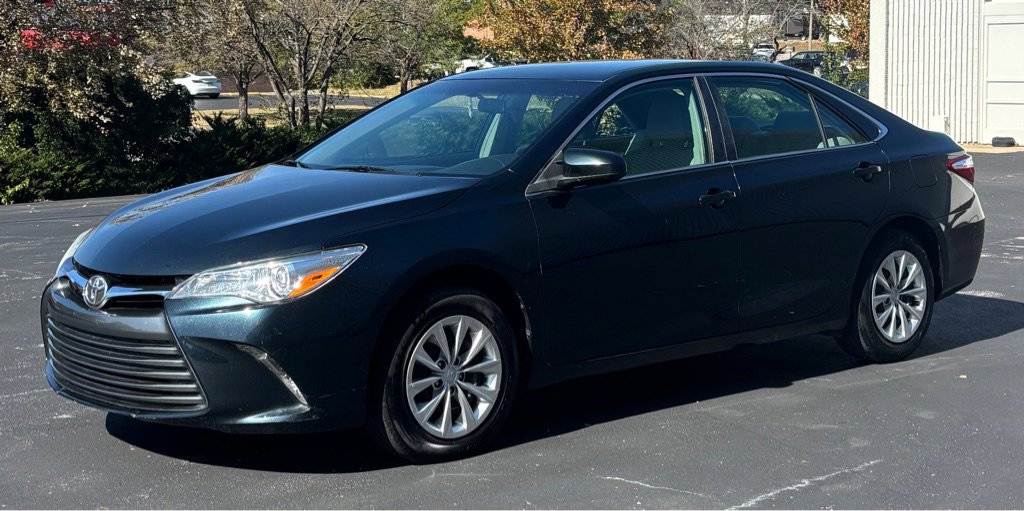 Used 2015 Toyota Camry LE image 1