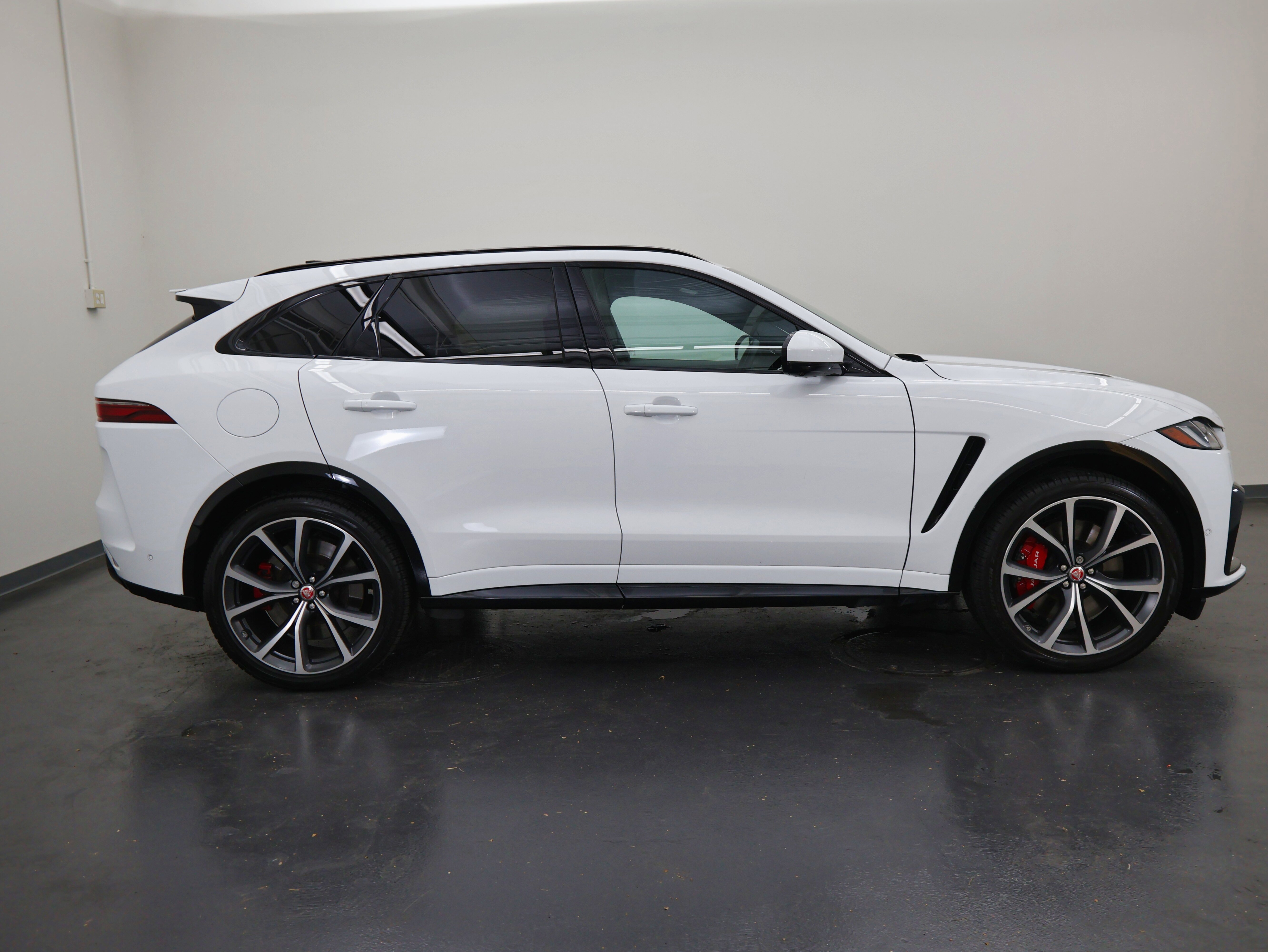 Used 2023 Jaguar F-PACE SVR image 2