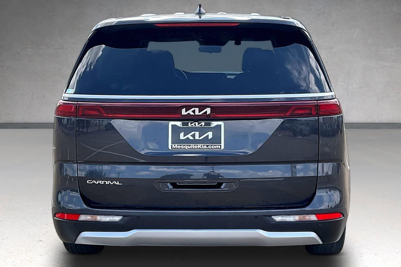 Used 2024 Kia Carnival EX FWD image 5