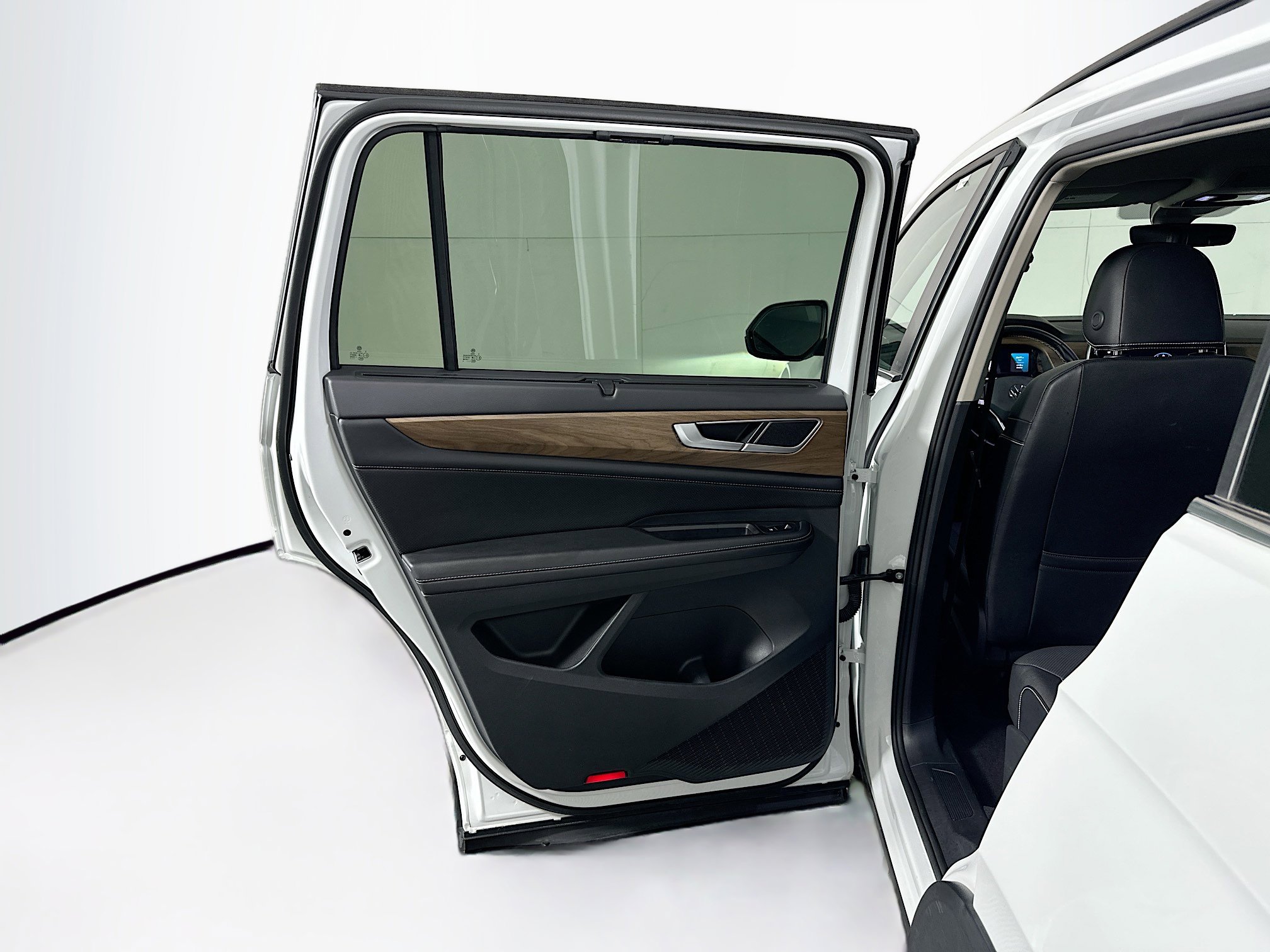 Used 2025 Volkswagen Atlas SE image 26