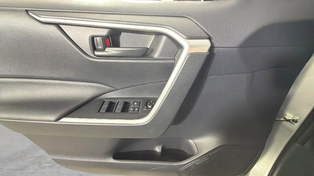 Used 2025 Toyota RAV4 LE AWD/4WD image 24