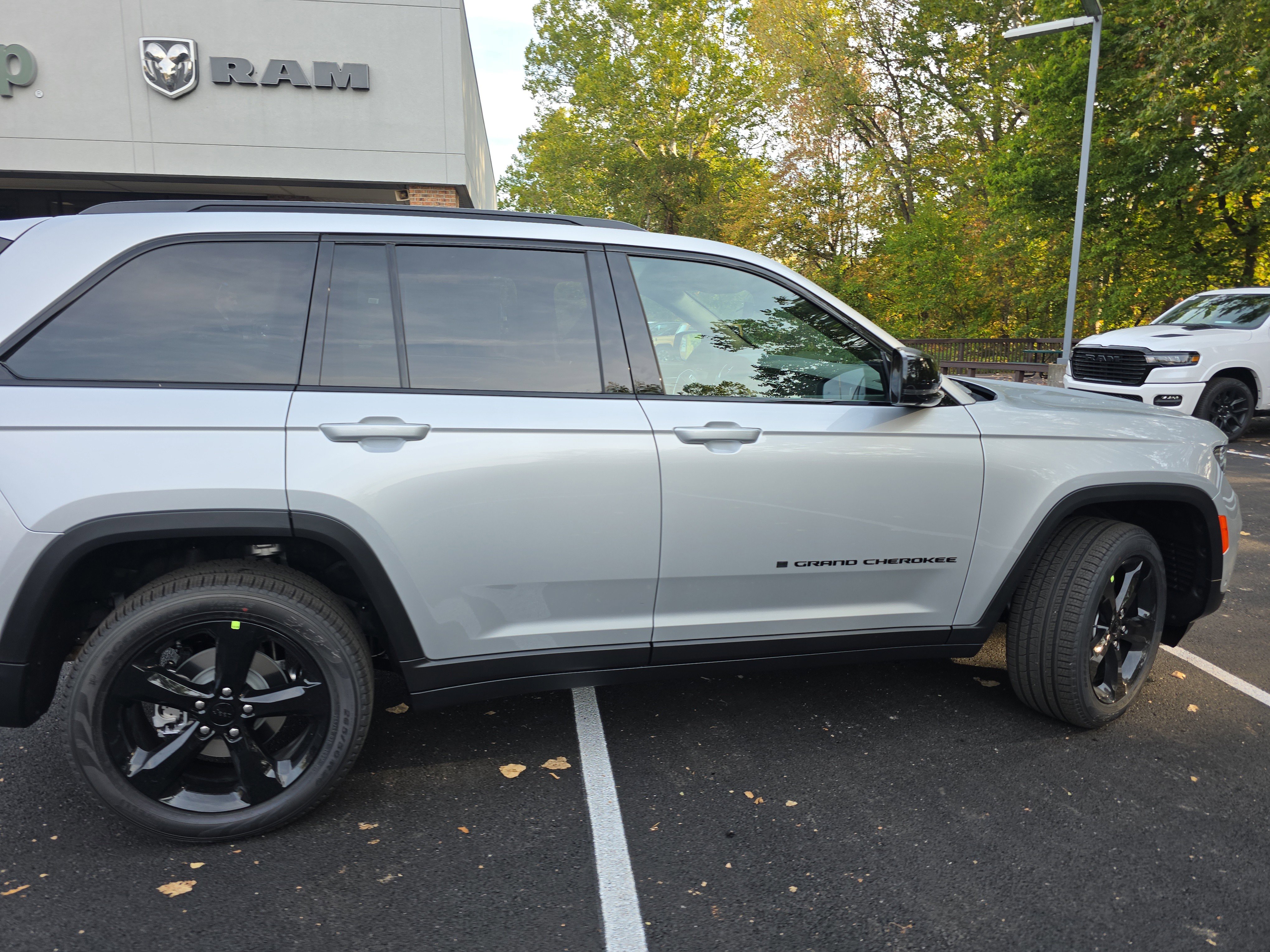 New 2025 Jeep Grand Cherokee Limited w/ Luxury Tech Group II image 21