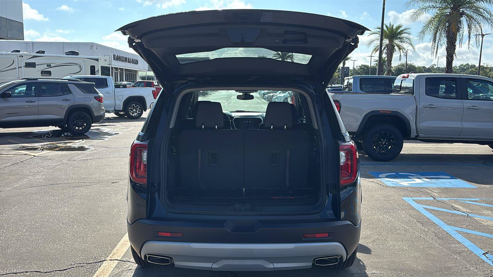 Certified 2023 GMC Acadia SLT w/ Technology Package FWD image 18