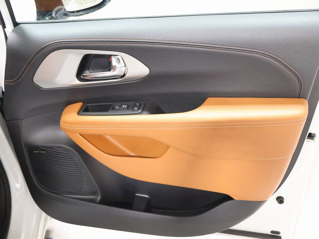 New 2026 Chrysler Pacifica Pinnacle w/ Trailer Tow Group image 22