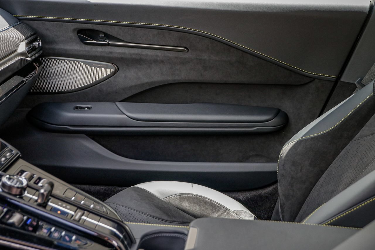 New 2025 Aston Martin V8 Vantage Coupe RWD image 19