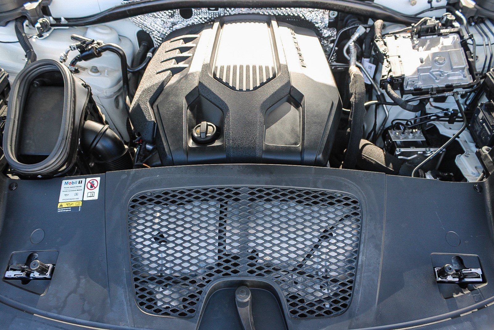 Used 2023 Porsche Macan Turbo AWD/4WD image 27