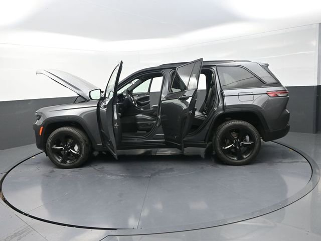 Used 2025 Jeep Grand Cherokee Limited w/ Black Appearance Package AWD/4WD image 43